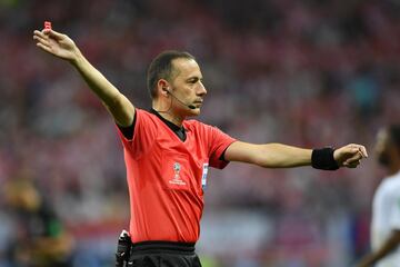 El árbitro Cuneyt Cakir.