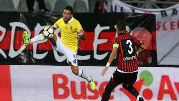 Mauricio Isla salió lesionado en empate del Fenerbahce