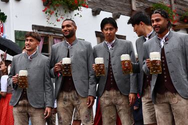 Tom Bischof, Jonathan Tah, Hiroki Ito, Minjae Kim y Serge Gnabry durante la fiesta del Oktoberfest celebrada en Múnich.