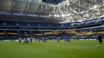 Bordal&aacute;s se dirige a los jugadores del Getafe en el entrenamiento de ayer por la tarde en el Veltins Arena de Gelsenkirchen (Alemania).