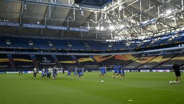 Bordalás se dirige a los jugadores del Getafe en el entrenamiento de ayer por la tarde en el Veltins Arena de Gelsenkirchen (Alemania).