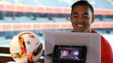 Marco Fabi&aacute;n sonriente hablando con Chicharito 