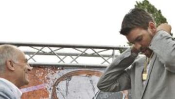 Marc Gasol recibe de Jaume Bosch, alcalde de Sant Boi de Llobregat, la Medalla al Mérito Deportivo de la ciudad.