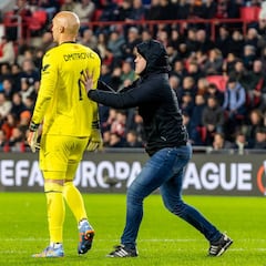 El hincha del PSV que agredió a Dmitrovic sigue aún entre rejas