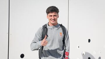 26-01-25. CARLO DOTOR, ANTES DE SUBIR AL AUTOBÚS, EN SU PRIMER VIAJE CON EL SPORTING.