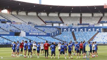 Los jugadores del Real Zaragoza atienden a Juan Ignacio Mart&iacute;nez antes del entrenamiento del mi&eacute;rcoles en La Romareda.