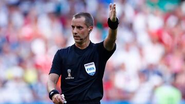 American referee Mark Geiger asks for play to continue during the Russia 2018 World Cup Group F football match between South Korea and Germany at the Kazan Arena in Kazan on June 27, 2018. / AFP PHOTO / BENJAMIN CREMEL / RESTRICTED TO EDITORIAL USE - NO MOBILE PUSH ALERTS/DOWNLOADS