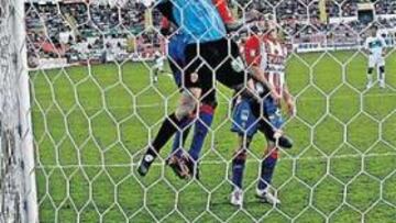 <b>DESTACADO. </b>Caballero se hace con el balón ante la presión de Congo y Barral.