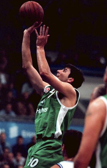 Con la llegada de la Final Four comenz¨® el reinado del serbio, otro de esos jugadores que han hecho grande esta competici¨®n. Gan¨® dos MVPs consecutivos, en 2002 con el Panathinaikos con dos exhbiciones (26+9 ante el Maccabi en semis y 21+7 ante la Virtus de la final), y en 2003 con el Bar?a, la primera Copa de Europa del equipo cul¨¦. En el partido por el t¨ªtulo ante la Benetton de Treviso meti¨® 20 puntos, cogi¨® 8 rebotes y logr¨® 27 de valoraci¨®n.