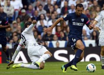 Morata intenta parar a Mounir El Hamdaoui.