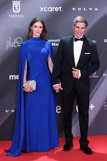 Carlos Baute posa en la alfombra roja con su acompañante. 