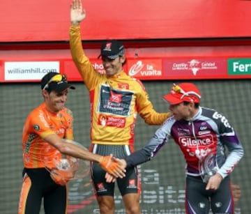 El último corredor que se enfundó el jersey oro fue el español Alejandro Valverde en 2009. En la siguiente edición se cambiaría al rojo que se viste en la actualidad y Vincenzo Nibali fue el vencedor de la Vuelta a España 2010.