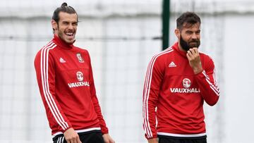 Gareth Bale y Joe Ledley durante un entrenamiento con la selección de fútbol de Gales.