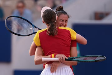 Las españolas ganan a las gemelas ucranianas Kichenok y están en semifinales, por lo que jugarán por estar en el podio contra las rusas Andreeva y Shnaider.