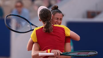 Paris 2024 Olympics - Tennis - Women's Doubles Quarterfinals - Roland-Garros Stadium, Paris, France - August 01, 2024. Cristina Bucsa of Spain and Sara Sorribes Tormo of Spain celebrate after winning their match against Nadiia Kichenok of Ukraine and Lyudmyla Kichenok of Ukraine. REUTERS/Claudia Greco