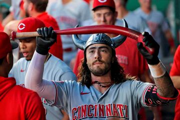 Una nueva muestra de las peculiares y originales costumbres que tienen en la liga estadounidense de béisbol (MLB) de celebrar sus conquistas. Jonathan India, de los Cincinnati Reds, celebra de esta guisa un home run en su partido contra los Kansas City Royals en el Kauffman Stadium. El triunfo fue para los de Cincinatti (4-7).