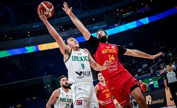 Paco Cruz vs. Bojan Dubljevic, jugadores de México y Montenegro, en partido del Mundial FIBA.