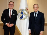 Ramón Mateos, presidente de la peña El Paso Blanco de Lorca (Murcia), y su homólogo en el Real Madrid Florentino Pérez.