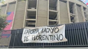 Pancarta contra Joan Laporta en los alrededores del Camp Nou.