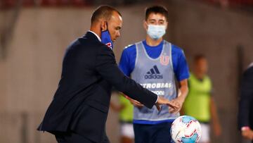 Futbol, Universidad de Chile vs Palestino.
Trigsima fecha, campeonato nacional 2021.
El entrenador de Universidad de Chile Rafael Dudamel, dirige a sus jugadores o durante el partido de primera division contra Palestino en el Estadio Nacional.
Santiago, Chile.
14/01/2021
Marcelo Hernandez/Photosport
Football, Universidad de Chile vs Palestino.
30th date, 2021 National Championship.
Universidad de Chile's head coach Rafael Dudamel gives inductions to his players during the first division football match against Palestino at Nacional stadium.
Santiago, Chile.
14/01/2021
Marcelo Hernandez/Photosportt