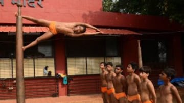 Mallakhamba es un deporte tradicional indio en el que el gimnasta realiza ejercicios, acrobacias, equilibrios... y todo sin bajarse de un poste de madera. 