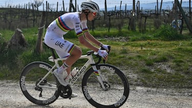 Tadej Pogacar durante la Strade Bianche.