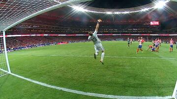 Oblak se vistió de héroe en el Wanda ¡¡Qué paradones a Bastón y Rolán!!