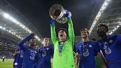 Kepa alza la Copa de Europa que gan&oacute; con el Chelsea tras vencer al Manchester City en la final el 29 de mayo de 2021