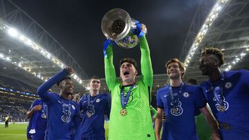 Kepa alza la Copa de Europa que gan&oacute; con el Chelsea tras vencer al Manchester City en la final el 29 de mayo de 2021