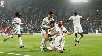 4-3. Los jugadores del Real Madrid celebran el cuarto tanto que sube al marcador en el minuto 116 de partido.