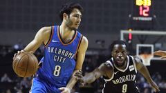 &Aacute;lex Abrines es perseguido por DeMarre Carroll en el Nets-Thunder disputado en Ciudad de M&eacute;xico.