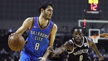 &Aacute;lex Abrines es perseguido por DeMarre Carroll en el Nets-Thunder disputado en Ciudad de M&eacute;xico.