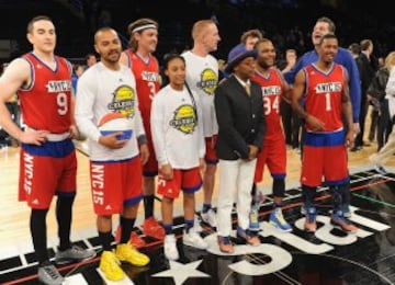 Robert Pera, Jesse Williams, Win Butler, Mo'Ne Davis, Spike Lee, Anthony Anderson, Mike Golic y Nick Canno, en el 'Celebrity Game'