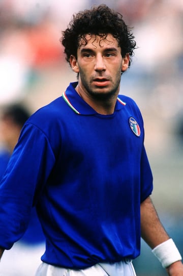 Gianluca Vialli nació en Cremona, una comuna y ciudad italiana de la región de Lombardía, el 9 de julio de 1964. Sus primeros pasos como profesional del fútbol fue en el Unione Sportiva Cremonese (equipo de sus ciudad natal).