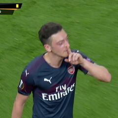 Feo gesto de Özil con Mestalla: mandó callar a la grada