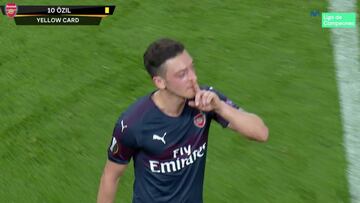 Feo gesto de Özil con Mestalla: mandó callar a la grada