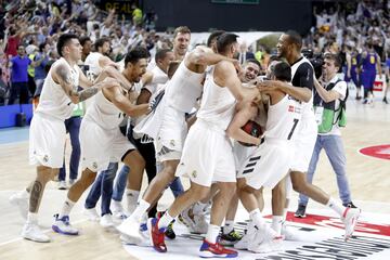 Jaycee Carroll celebra el triunfo junto a sus compañeros.