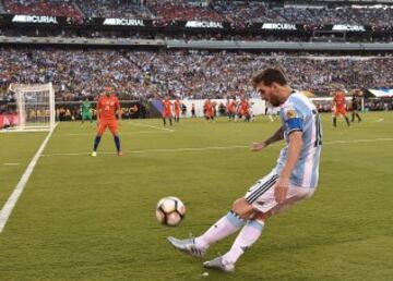 Lionel Messi cobra un tiro libre.