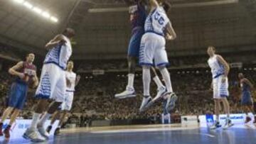 <b>RODILLO AZULGRANA. </b>Kaloyan Ivanov no pudo hacer nada para evitar el mate de Boniface Ndong.