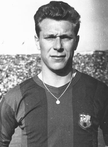 Jorge Villa Soler, delantero catalán, tuvo un paso breve pero destacado por el FC Barcelona entre 1951 y 1954, donde compartió vestuario con figuras como Kubala y logró marcar 12 goles en su primera temporada, contribuyendo a la conquista de títulos como la Liga y la Copa del Generalísimo. Posteriormente, fichó por el Valencia CF, donde aunque solo jugó un partido de Liga, brilló en la Copa al marcar cuatro goles en una eliminatoria ante el Sevilla, acumulando 18 tantos en 28 partidos entre todas las competiciones. Su rendimiento en Mestalla fue notable, aunque no logró continuidad, y más tarde relanzó su carrera en el Real Betis.