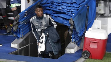 Vinicius, en el banquillo durante el Real Madrid-Valencia.