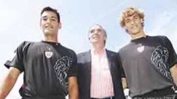 <b>MODELOS. </b>Urzaiz y Llorente posan junto a Iribar.