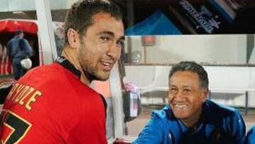 <b>VIEJOS AMIGOS. </b>Ayoze saludó al banquillo del Valladolid antes del partido.