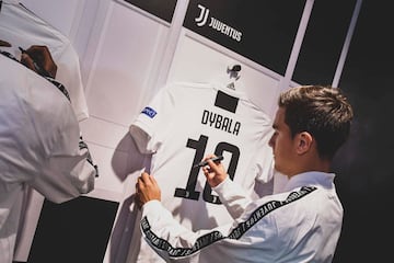 Once jugadores de Juventus, incluido Juan Cuadrado, fueron invitados por Adidas al primer aniversario de su tienda en Milán, la más grande de Italia. Cristiano Ronaldo brilló por su ausencia.