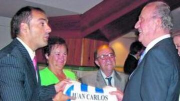 El Rey recibe una camiseta del club.
