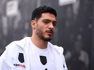 Soccer Football - Premier League - Leeds United v Fulham - Elland Road, Leeds, Britain - January 17, 2026 Fulham's Raul Jimenez arrives at the stadium before the match Action Images via Reuters/Ed Sykes EDITORIAL USE ONLY. NO USE WITH UNAUTHORIZED AUDIO, VIDEO, DATA, FIXTURE LISTS, CLUB/LEAGUE LOGOS OR 'LIVE' SERVICES. ONLINE IN-MATCH USE LIMITED TO 120 IMAGES, NO VIDEO EMULATION. NO USE IN BETTING, GAMES OR SINGLE CLUB/LEAGUE/PLAYER PUBLICATIONS. PLEASE CONTACT YOUR ACCOUNT REPRESENTATIVE FOR FURTHER DETAILS..