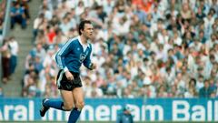 What teams did Franz Beckenbauer play for? What was his position?