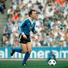 What teams did Franz Beckenbauer play for? What was his position?
