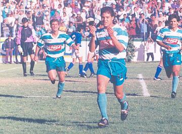Jugador de la U de G, Atlante, Santos, Chivas, Puebla y Atlas, 'El Travieso' se despachó con 158 goles.