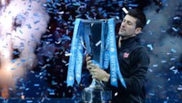 Novak Djokovic sostiene el trofeo de campe&oacute;n de la Copa de Maestros en el O2 Arena de Londres.